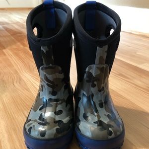 Great Condition Boys BOGS Size 8